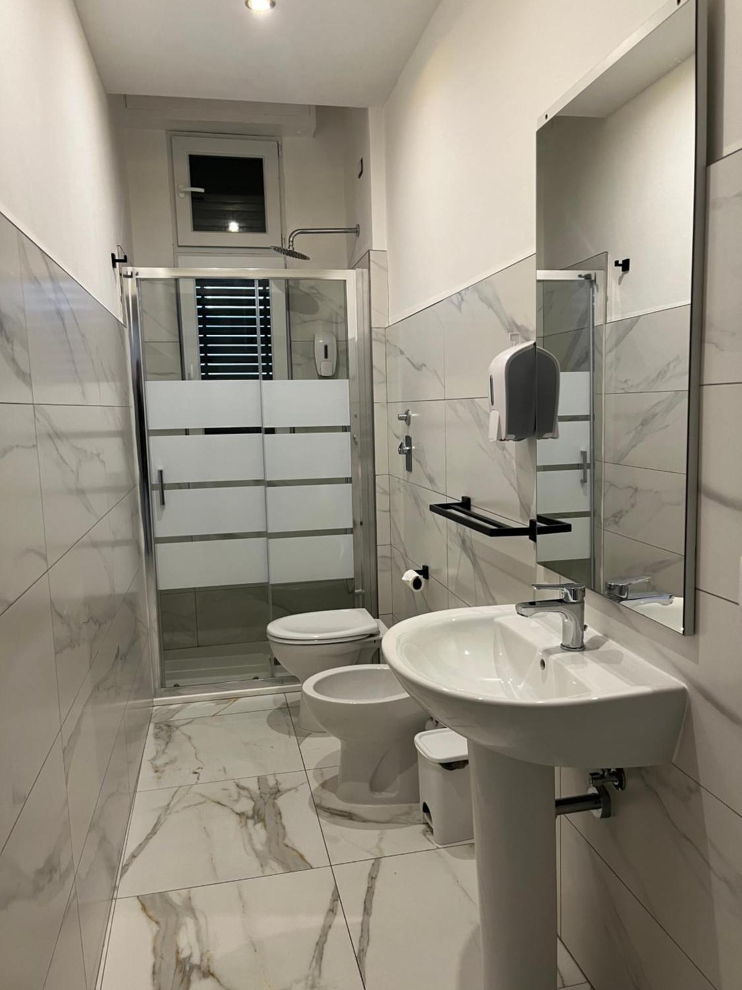 Jcube Apartments Bocconi Milano Luaran gambar